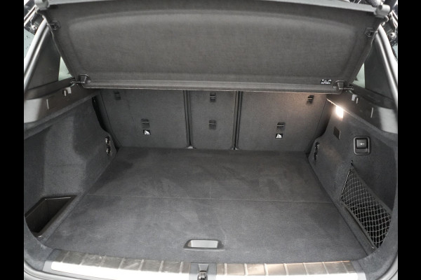 BMW X1 xDrive25e M Sport Plug In Hybrid 221pk Dealer O.H. PHEV | Trekhaak Afn. | Panodak | Head Up | Adaptive Cruise | Camera | Harman & Kardon | Lederen Sportstoelen Verwarmd | Sfeerverlichting | Apple Carplay | Keyless | 19"L.M | DAB |