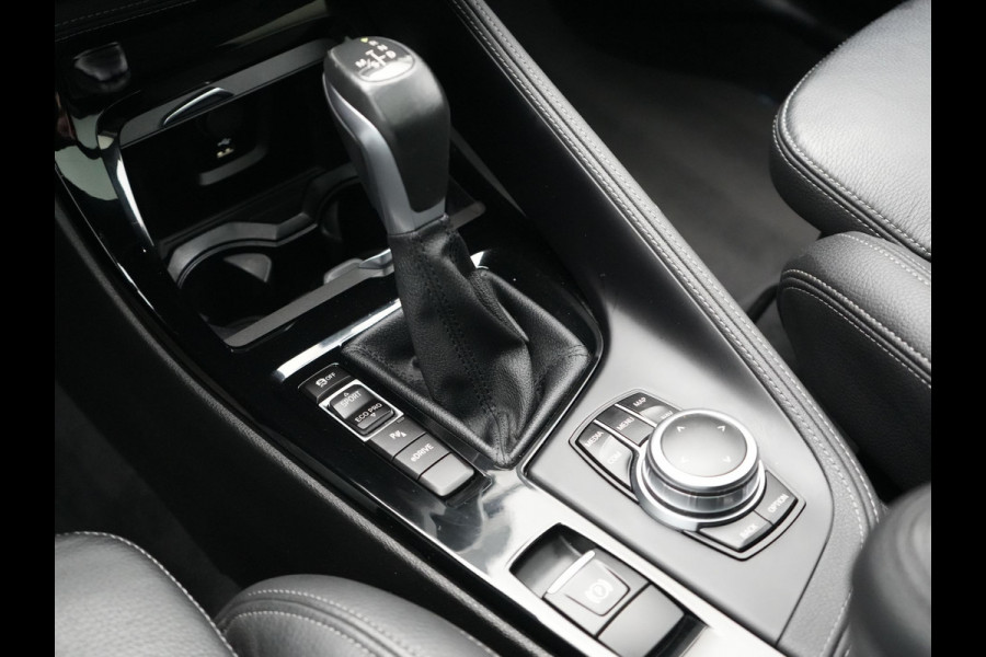 BMW X1 xDrive25e M Sport Plug In Hybrid 221pk Dealer O.H. PHEV | Trekhaak Afn. | Panodak | Head Up | Adaptive Cruise | Camera | Harman & Kardon | Lederen Sportstoelen Verwarmd | Sfeerverlichting | Apple Carplay | Keyless | 19"L.M | DAB |