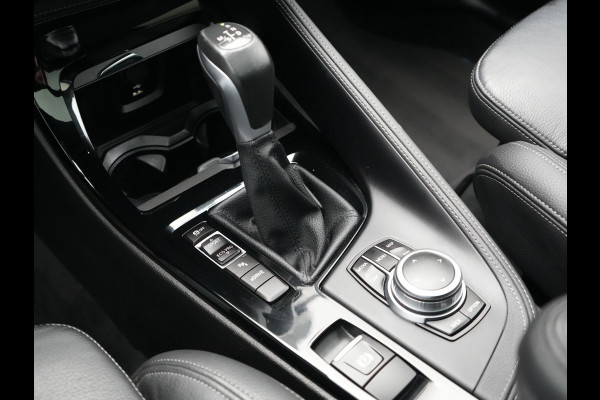 BMW X1 xDrive25e M Sport Plug In Hybrid 221pk Dealer O.H. PHEV | Trekhaak Afn. | Panodak | Head Up | Adaptive Cruise | Camera | Harman & Kardon | Lederen Sportstoelen Verwarmd | Sfeerverlichting | Apple Carplay | Keyless | 19"L.M | DAB |