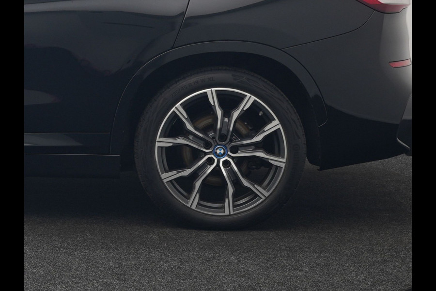 BMW X1 xDrive25e M Sport Plug In Hybrid 221pk Dealer O.H. PHEV | Trekhaak Afn. | Panodak | Head Up | Adaptive Cruise | Camera | Harman & Kardon | Lederen Sportstoelen Verwarmd | Sfeerverlichting | Apple Carplay | Keyless | 19"L.M | DAB |