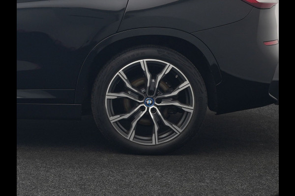 BMW X1 xDrive25e M Sport Plug In Hybrid 221pk Dealer O.H. PHEV | Trekhaak Afn. | Panodak | Head Up | Adaptive Cruise | Camera | Harman & Kardon | Lederen Sportstoelen Verwarmd | Sfeerverlichting | Apple Carplay | Keyless | 19"L.M | DAB |