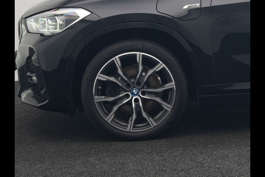 BMW X1 xDrive25e M Sport Plug In Hybrid 221pk Dealer O.H. PHEV | Trekhaak Afn. | Panodak | Head Up | Adaptive Cruise | Camera | Harman & Kardon | Lederen Sportstoelen Verwarmd | Sfeerverlichting | Apple Carplay | Keyless | 19"L.M | DAB |