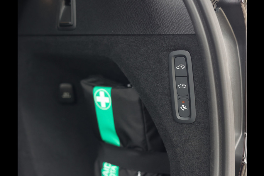 Volvo XC90 T8 AWD Ultra Dark | Pano - Trekhaak - Massage - Luchtvering