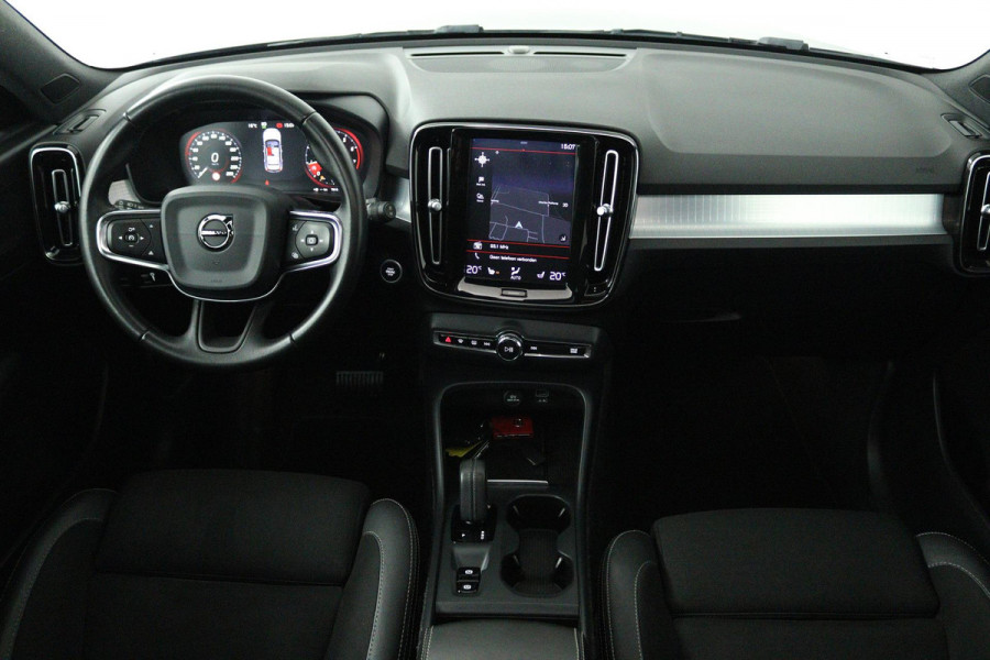 Volvo XC40 1.5 T3 Momentum Pro (PANORAMADAK, TREKHAAK, STOELVERWARMING, ACHTERUITRIJCAMERA, CARPLAY, DIGITALE COCKPIT)