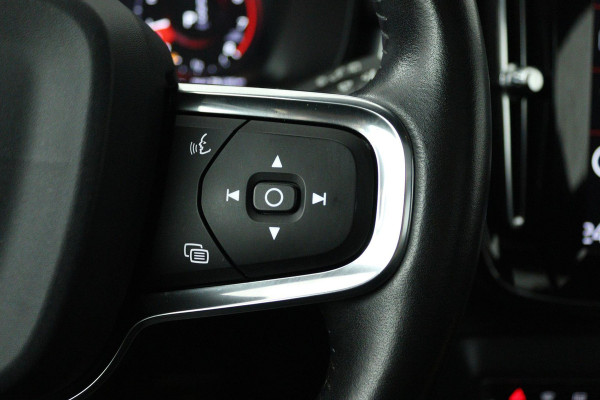 Volvo XC40 1.5 T3 Momentum Pro (PANORAMADAK, TREKHAAK, STOELVERWARMING, ACHTERUITRIJCAMERA, CARPLAY, DIGITALE COCKPIT)