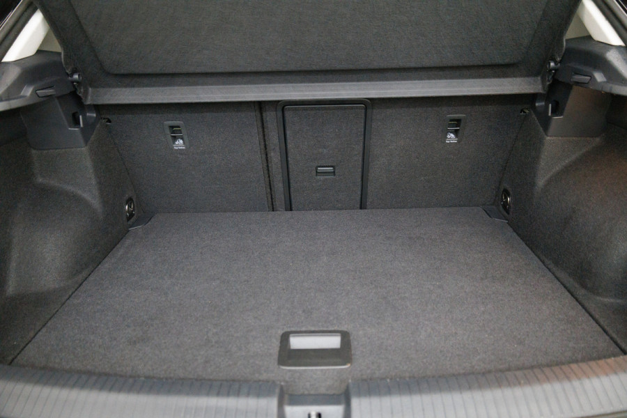 Volkswagen T-Roc 1.5 TSI 150 PK Goal Edition Automaat | Stoelverwarming | Adaptive Cruise Travel Assist. Automatisch inparkeren, Climate control, all season banden, extra getint glas achter