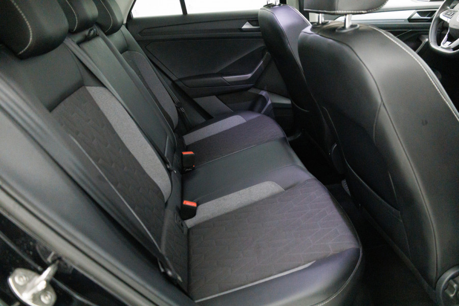 Volkswagen T-Roc 1.5 TSI 150 PK Goal Edition Automaat | Stoelverwarming | Adaptive Cruise Travel Assist. Automatisch inparkeren, Climate control, all season banden, extra getint glas achter