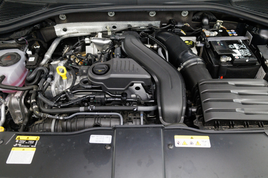 Volkswagen T-Roc 1.5 TSI 150 PK Goal Edition Automaat | Stoelverwarming | Adaptive Cruise Travel Assist. Automatisch inparkeren, Climate control, all season banden, extra getint glas achter