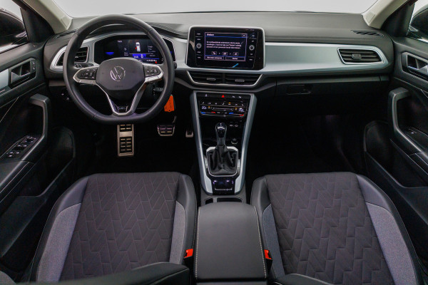 Volkswagen T-Roc 1.5 TSI 150 PK Goal Edition Automaat | Stoelverwarming | Adaptive Cruise Travel Assist. Automatisch inparkeren, Climate control, all season banden, extra getint glas achter
