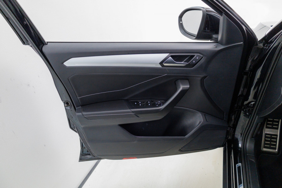 Volkswagen T-Roc 1.5 TSI 150 PK Goal Edition Automaat | Stoelverwarming | Adaptive Cruise Travel Assist. Automatisch inparkeren, Climate control, all season banden, extra getint glas achter