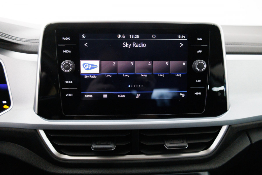 Volkswagen T-Roc 1.5 TSI 150 PK Goal Edition Automaat | Stoelverwarming | Adaptive Cruise Travel Assist. Automatisch inparkeren, Climate control, all season banden, extra getint glas achter