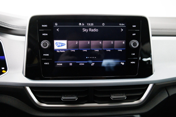 Volkswagen T-Roc 1.5 TSI 150 PK Goal Edition Automaat | Stoelverwarming | Adaptive Cruise Travel Assist. Automatisch inparkeren, Climate control, all season banden, extra getint glas achter