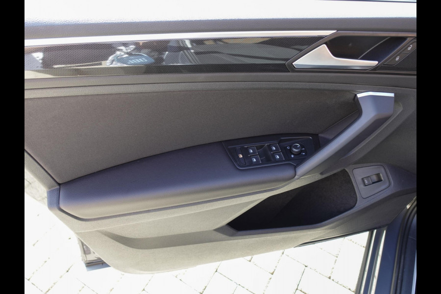 Volkswagen Tiguan 1.5 TSI 150pk DSG Elegance Navigatie Apple Carplay / Android Auto Parkeersensoren Camera Adaptive Cruise Control Stuur-en stoelverwarming Matrix LED-koplampen Virtual Cockpit Getinte ramen Climate Control ErgoActive stoelen