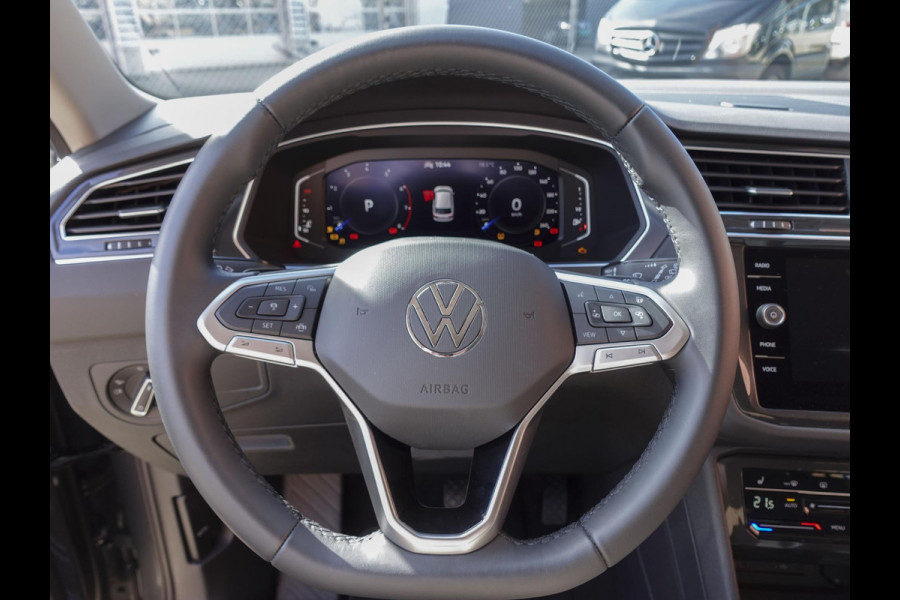 Volkswagen Tiguan 1.5 TSI 150pk DSG Elegance Navigatie Apple Carplay / Android Auto Parkeersensoren Camera Adaptive Cruise Control Stuur-en stoelverwarming Matrix LED-koplampen Virtual Cockpit Getinte ramen Climate Control ErgoActive stoelen