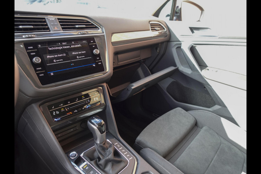 Volkswagen Tiguan 1.5 TSI 150pk DSG Elegance Navigatie Apple Carplay / Android Auto Parkeersensoren Camera Adaptive Cruise Control Stuur-en stoelverwarming Matrix LED-koplampen Virtual Cockpit Getinte ramen Climate Control ErgoActive stoelen
