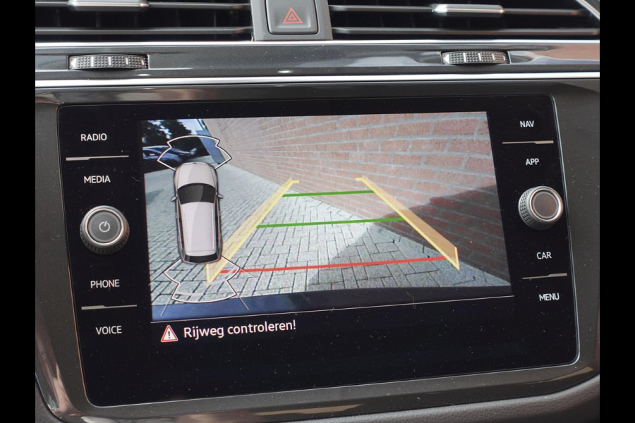 Volkswagen Tiguan 1.5 TSI 150pk DSG Elegance Navigatie Apple Carplay / Android Auto Parkeersensoren Camera Adaptive Cruise Control Stuur-en stoelverwarming Matrix LED-koplampen Virtual Cockpit Getinte ramen Climate Control ErgoActive stoelen
