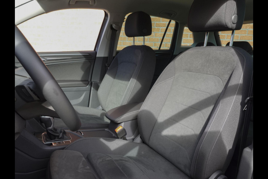 Volkswagen Tiguan 1.5 TSI 150pk DSG Elegance Navigatie Apple Carplay / Android Auto Parkeersensoren Camera Adaptive Cruise Control Stuur-en stoelverwarming Matrix LED-koplampen Virtual Cockpit Getinte ramen Climate Control ErgoActive stoelen