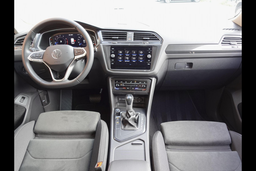 Volkswagen Tiguan 1.5 TSI 150pk DSG Elegance Navigatie Apple Carplay / Android Auto Parkeersensoren Camera Adaptive Cruise Control Stuur-en stoelverwarming Matrix LED-koplampen Virtual Cockpit Getinte ramen Climate Control ErgoActive stoelen