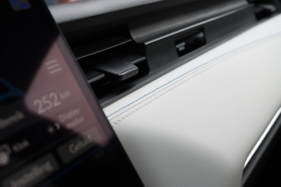 Honda e:Ny1 Elegance 69 kWh | Panoramadak | Adaptieve Cruise Control | Verwarmd Stuurwiel | Leder | Surround Camera | Apple Carplay/Android Auto | Dodehoekassistent | Stoelverwarming |