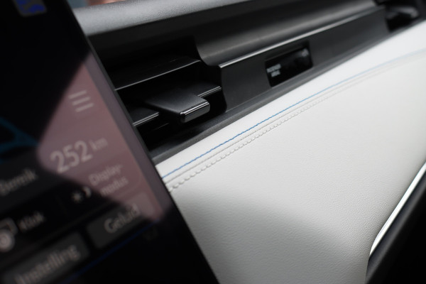 Honda e:Ny1 Elegance 69 kWh | Panoramadak | Adaptieve Cruise Control | Verwarmd Stuurwiel | Leder | Surround Camera | Apple Carplay/Android Auto | Dodehoekassistent | Stoelverwarming |