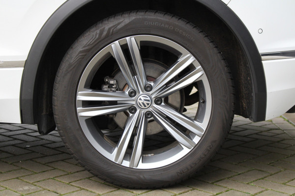 Volkswagen Tiguan 1.5 TSI ACT Highline Business R | NAP! | PANO | 360 | ACC | KEYLESS | ELEK.TREKHAAK |