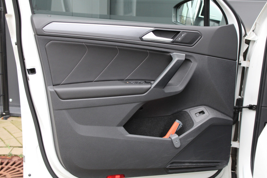 Volkswagen Tiguan 1.5 TSI ACT Highline Business R | NAP! | PANO | 360 | ACC | KEYLESS | ELEK.TREKHAAK |