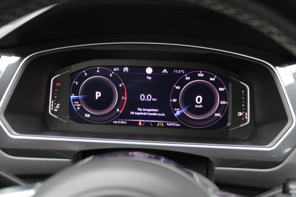 Volkswagen Tiguan 1.5 TSI ACT Highline Business R | NAP! | PANO | 360 | ACC | KEYLESS | ELEK.TREKHAAK |