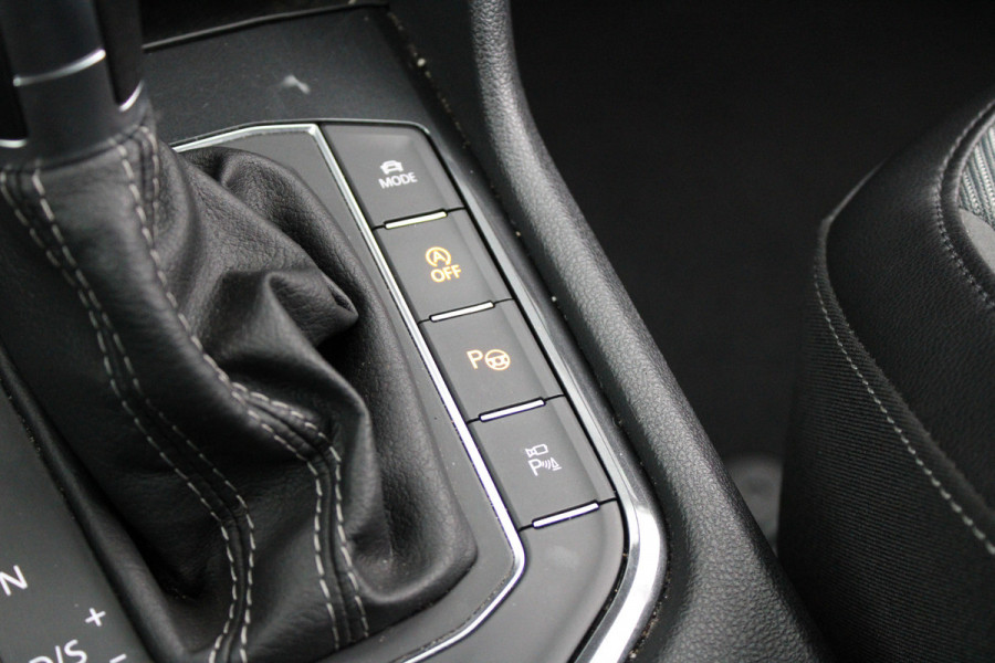 Volkswagen Tiguan 1.5 TSI ACT Highline Business R | NAP! | PANO | 360 | ACC | KEYLESS | ELEK.TREKHAAK |