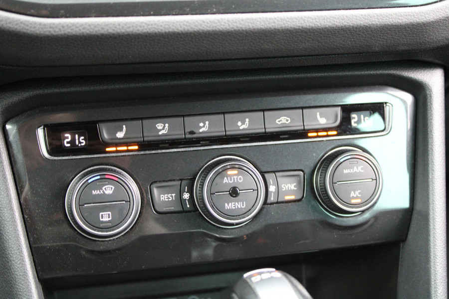 Volkswagen Tiguan 1.5 TSI ACT Highline Business R | NAP! | PANO | 360 | ACC | KEYLESS | ELEK.TREKHAAK |