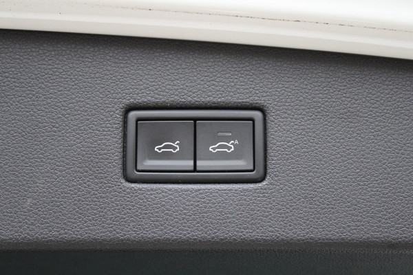 Volkswagen Tiguan 1.5 TSI ACT Highline Business R | NAP! | PANO | 360 | ACC | KEYLESS | ELEK.TREKHAAK |