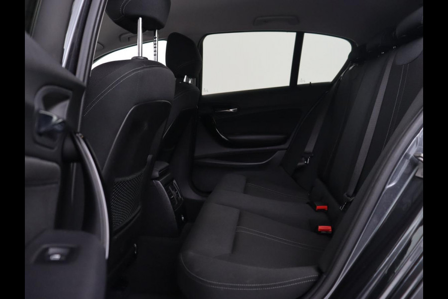 BMW 1-serie 118i Sport Line | Adaptive cruise | Sportstoelen | Camera | Navigatie | Full LED | Park Assist | Climate control | Bluetooth