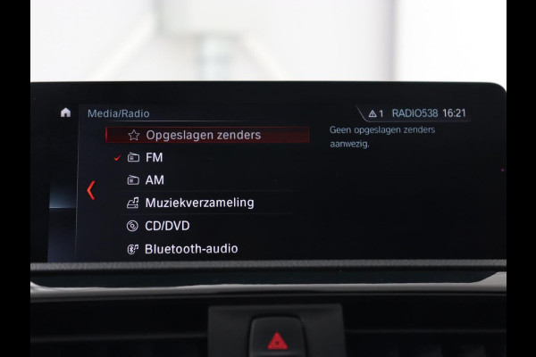 BMW 1-serie 118i Sport Line | Adaptive cruise | Sportstoelen | Camera | Navigatie | Full LED | Park Assist | Climate control | Bluetooth