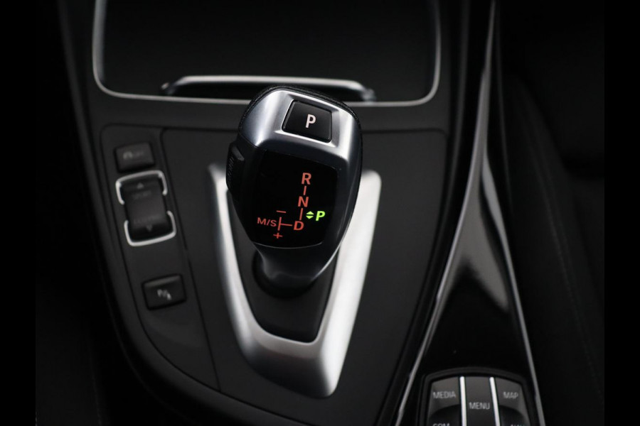 BMW 1-serie 118i Sport Line | Adaptive cruise | Sportstoelen | Camera | Navigatie | Full LED | Park Assist | Climate control | Bluetooth