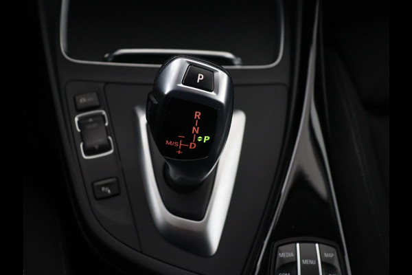 BMW 1-serie 118i Sport Line | Adaptive cruise | Sportstoelen | Camera | Navigatie | Full LED | Park Assist | Climate control | Bluetooth