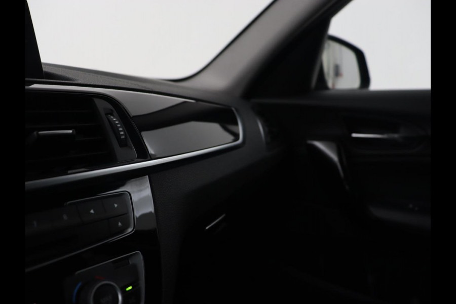 BMW 1-serie 118i Sport Line | Adaptive cruise | Sportstoelen | Camera | Navigatie | Full LED | Park Assist | Climate control | Bluetooth