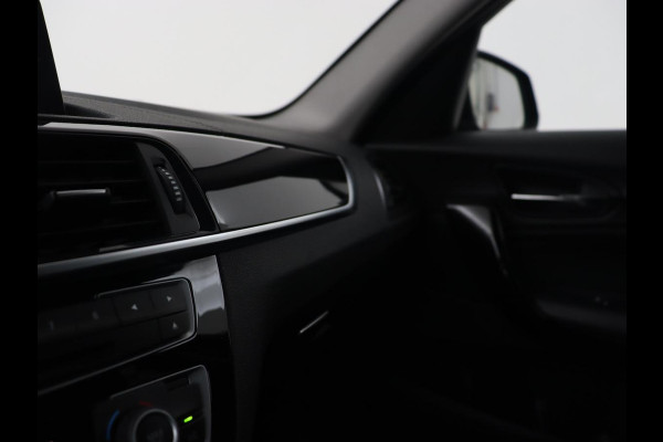 BMW 1-serie 118i Sport Line | Adaptive cruise | Sportstoelen | Camera | Navigatie | Full LED | Park Assist | Climate control | Bluetooth