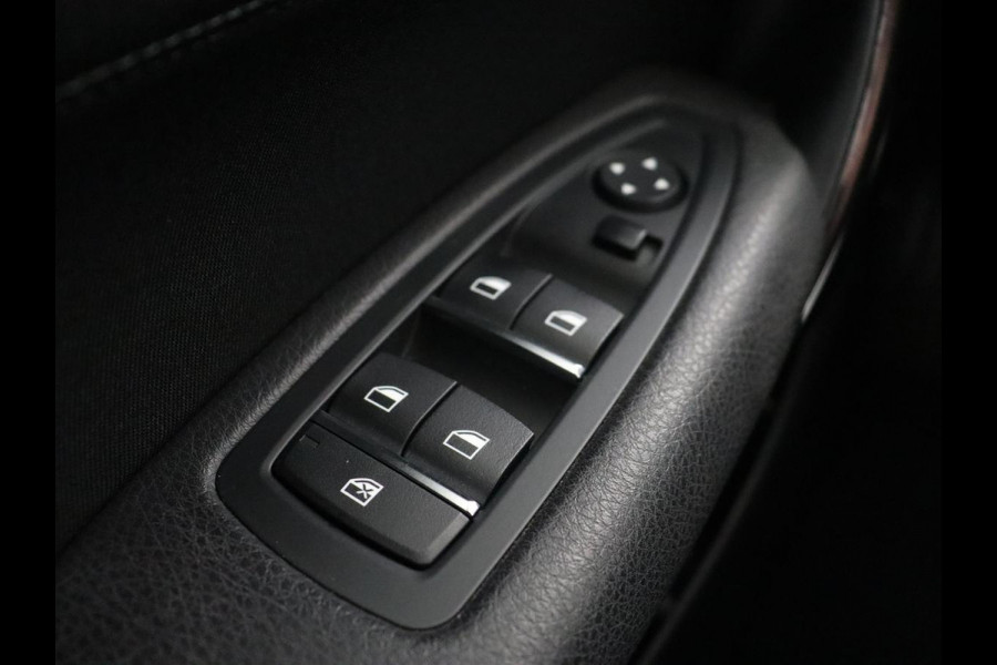 BMW 1-serie 118i Sport Line | Adaptive cruise | Sportstoelen | Camera | Navigatie | Full LED | Park Assist | Climate control | Bluetooth