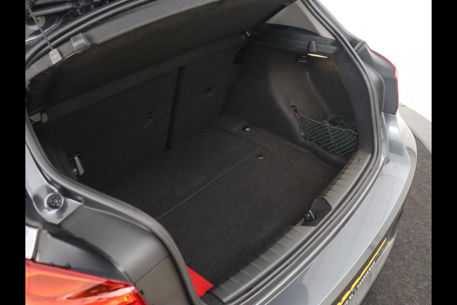 BMW 1-serie 118i Sport Line | Adaptive cruise | Sportstoelen | Camera | Navigatie | Full LED | Park Assist | Climate control | Bluetooth