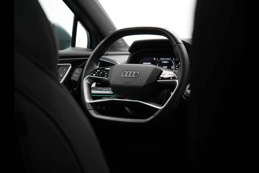 Audi Q4 e-tron 50 quattro S edition 77 kWh 299pk | Trekhaak Af Fabriek | Panodak | Adaptive Cruise | Head Up | Sonos Audio | Camera | Lederen Sportstoelen Memory & Verwarmd | Virtual | Navigatie | Keyless | 21"L.M |