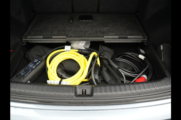 Audi Q4 e-tron 50 quattro S edition 77 kWh 299pk | Trekhaak Af Fabriek | Panodak | Adaptive Cruise | Head Up | Sonos Audio | Camera | Lederen Sportstoelen Memory & Verwarmd | Virtual | Navigatie | Keyless | 21"L.M |