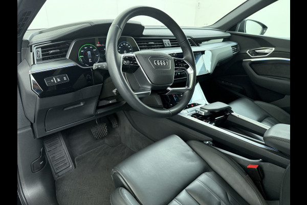 Audi e-tron 55 Quattro Advanced 95kWh SOH 92% Trekhaak Leder+Memory Apple Carplay Android Auto Navi Ecc Stoelverwarming Cruise Control Pdc Lmv 21" Elek.Stoelen Elek.Achterklep Led Contourstoelen Comfortsleutel Keyless Origineel Nederlandse Auto Nieuwprijs  €97.748,-