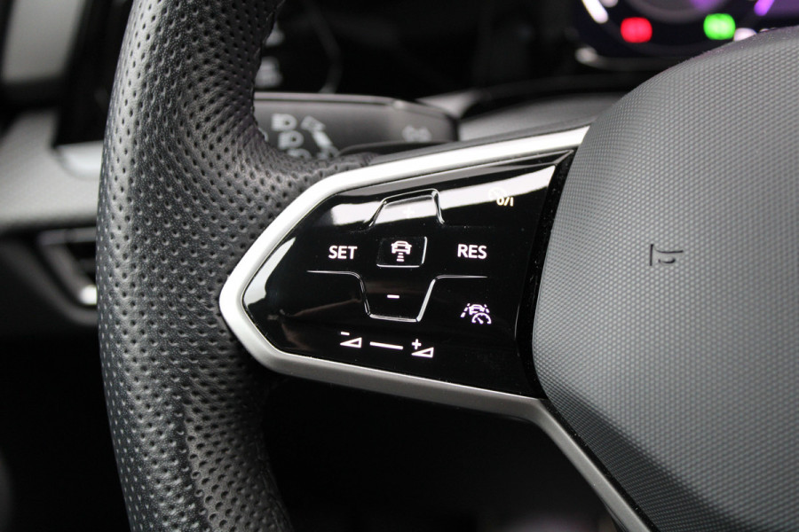 Volkswagen Golf 1.5 eTSI R-Line Business | CAMERA | SFEER | ACC | 18 INCH | CARPLAY |