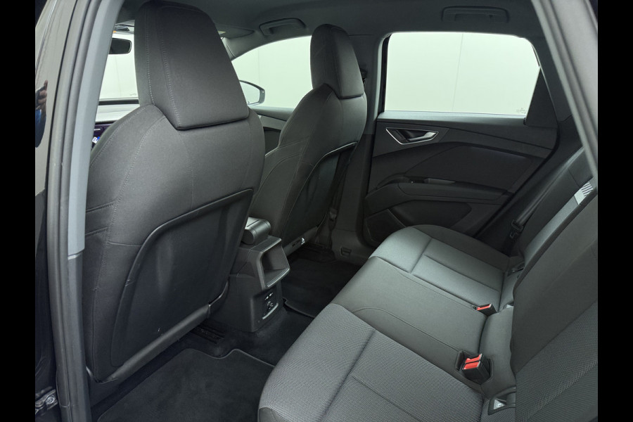 Audi Q4 e-tron 40 Advanced Edition 77kWh SOH 94% Adap.Cruise Trekhaak Navi-Plus Apple Carplay Android Auto Ecc Pdc Matrix Led Sportstoelen DAB Stoelverwarming Led Lmv 19" Elek.Achterklep Led-a-licht dynamisch 1e Eigenaar Origineel Nederlandse Auto 1.000kg Trekgewicht