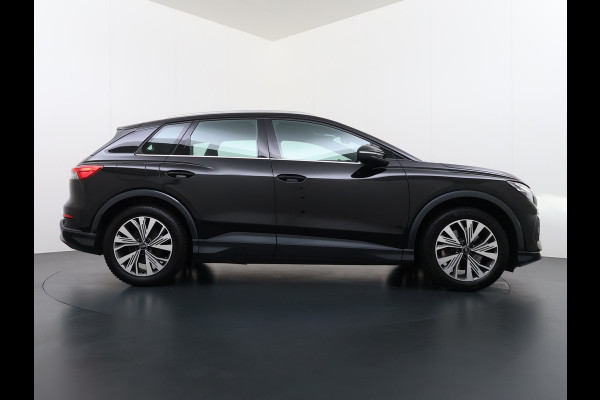 Audi Q4 e-tron 40 Advanced Edition 77kWh SOH 94% Adap.Cruise Trekhaak Navi-Plus Apple Carplay Android Auto Ecc Pdc Matrix Led Sportstoelen DAB Stoelverwarming Led Lmv 19" Elek.Achterklep Led-a-licht dynamisch 1e Eigenaar Origineel Nederlandse Auto 1.000kg Trekgewicht