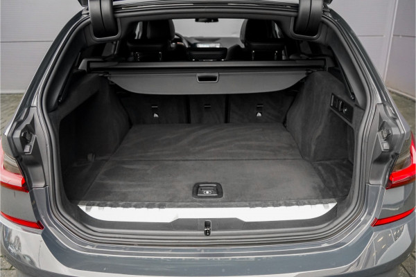 BMW 3 Serie Touring 320e M-Sport Dravitgrau Pano Leder Trekhaak 19"