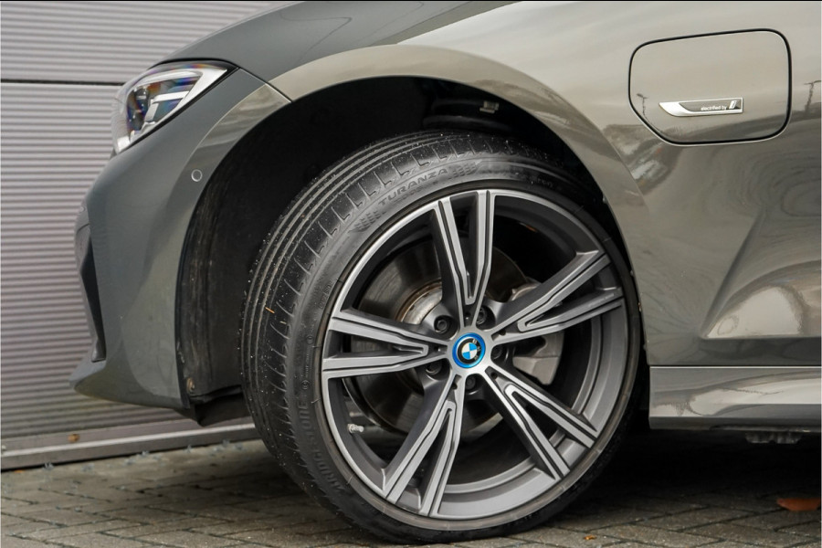 BMW 3 Serie Touring 320e M-Sport Dravitgrau Pano Leder Trekhaak 19"