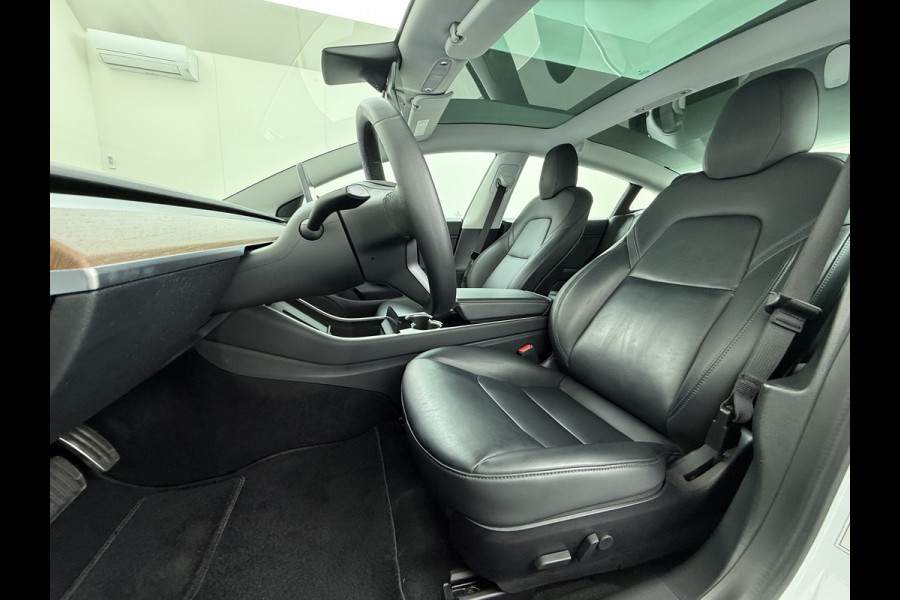Tesla Model 3 RWD SR+ 325PK Lmv 18" AutoPilot FSD Leder Panoramadak Adaptive-Cruise Camera's Elektr.-Stuur+Stoelen+Spiegels+Geheugen+Easy-Entr Navi LED Comfortstoelen ACC DAB Voorverwarmen interieur via App Keyless One-Pedal-Drive SOH 86% Origineel Nederlandse auto tot 11kw laden thuis! 1.584kg licht!