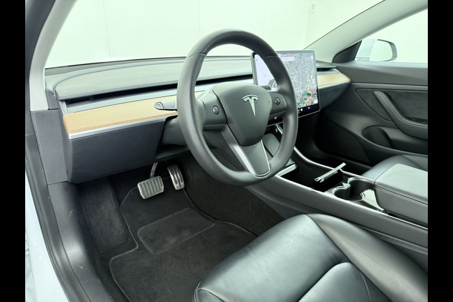 Tesla Model 3 RWD SR+ 325PK Lmv 18" AutoPilot FSD Leder Panoramadak Adaptive-Cruise Camera's Elektr.-Stuur+Stoelen+Spiegels+Geheugen+Easy-Entr Navi LED Comfortstoelen ACC DAB Voorverwarmen interieur via App Keyless One-Pedal-Drive SOH 86% Origineel Nederlandse auto tot 11kw laden thuis! 1.584kg licht!