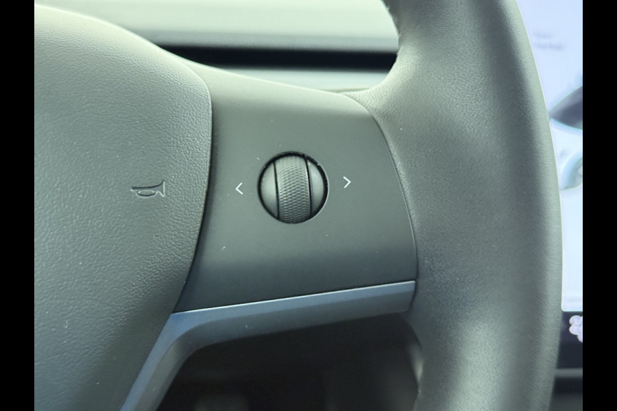 Tesla Model 3 RWD SR+ 325PK Lmv 18" AutoPilot FSD Leder Panoramadak Adaptive-Cruise Camera's Elektr.-Stuur+Stoelen+Spiegels+Geheugen+Easy-Entr Navi LED Comfortstoelen ACC DAB Voorverwarmen interieur via App Keyless One-Pedal-Drive SOH 86% Origineel Nederlandse auto tot 11kw laden thuis! 1.584kg licht!