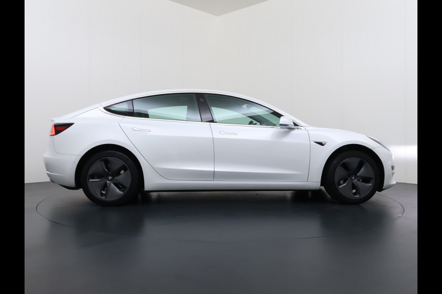 Tesla Model 3 RWD SR+ 325PK Lmv 18" AutoPilot FSD Leder Panoramadak Adaptive-Cruise Camera's Elektr.-Stuur+Stoelen+Spiegels+Geheugen+Easy-Entr Navi LED Comfortstoelen ACC DAB Voorverwarmen interieur via App Keyless One-Pedal-Drive SOH 86% Origineel Nederlandse auto tot 11kw laden thuis! 1.584kg licht!